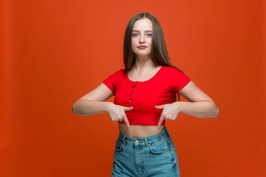 Modern güzel blogcu kızı işaret ediyor, ürün öneriyor, reklam satışları yapıyor, abone olmayı teklif ediyor. Tanıtım konsepti