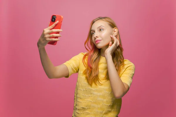Hermosa joven posando haciendo selfie disparo en el teléfono, belleza blogger fotografiándose a sí misma para contenido de redes sociales — Foto de Stock