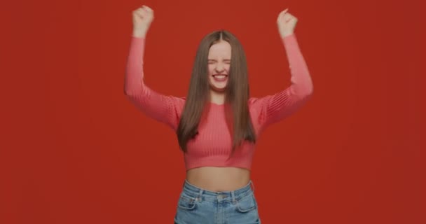 Boldog fiatal lány bajnok örvendezzen siker, úgy érzi, eufórikus a teljesítmény, ünnepelni győzelem, kiabálni igen, felemelt kézzel — Stock videók