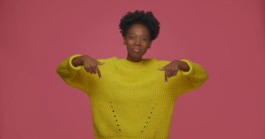 Mutlu Afro-Amerikan kızı satış teklifine aşağıdaki bağlantıyı işaret ediyor. Kadın blog yazarı aşağıdaki noktadan abone olmak istiyor