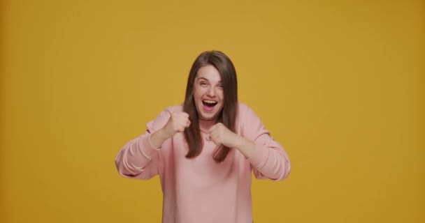 Heureux jeune fille championne exaltée célébrer réussite se réjouir sensation de joie sur fond jaune studio — Video