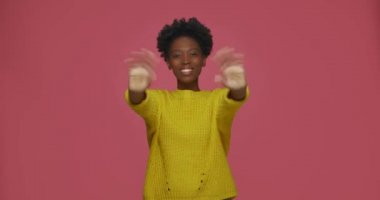 Gülümseyen Afrikalı Amerikalı kadın el sallıyor, selamlıyor, karşılıyor, tanışıyor, merhaba ya da hoşça kal diyor.