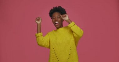 Dans eden mutlu Afro-Amerikan kadın dansı, başarıyı kutlayan, eğlenen, enerjik müzikten hoşlanan