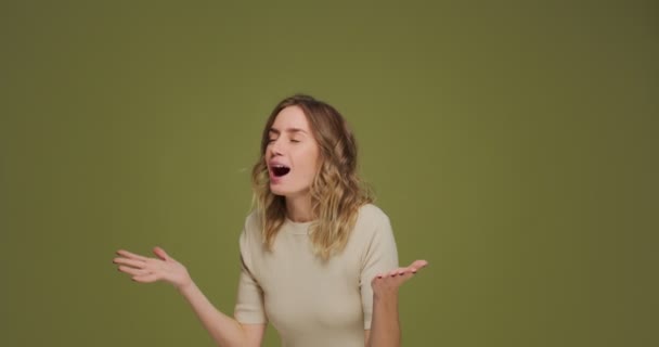 Happy innoissaan yllättynyt nuori nainen voittaja huutaa vau, eleiden kädet tuntuu riemu vihreä studio tausta — kuvapankkivideo