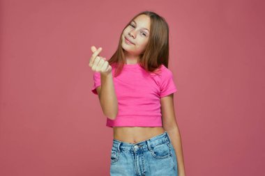 Nakit para. Şirin bir kız çocuğu ödeme, finansal ödül, borç ya da pembe arka planda bağış istiyor. Çocukların cep harçlığı