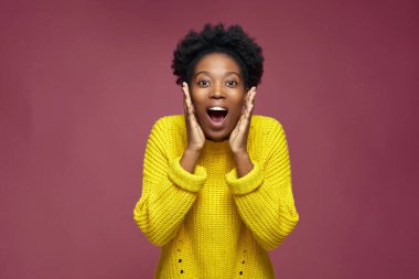 Vay be duygu. Heyecanlı, afro-amerikan genç bir kız şaşkınlıkla ağzını açtı. İnanılmaz bir online mağaza satışı.