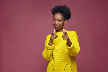 Hey sen jest yap. Modern dost canlısı Afrikalı Amerikalı kız kamerayı işaret ederek sana çekici geliyor. İyi seçim.