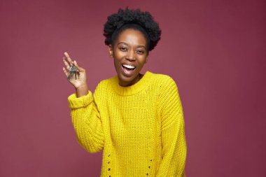 Heyecanlı genç Afrikalı Amerikalı kız kiracı yeni ev sahibi ev almaktan gurur duyuyor.