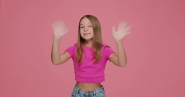 Sevimli kız çocuk blogcu el sallıyor, aboneleri selamlıyor, pembe arka planda tanışıyor.