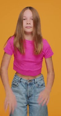 Dans eden modern çocuk sosyal ağ için dikey dans videosu kaydediyor. Kadın dansçı enerjik hareket ediyor.