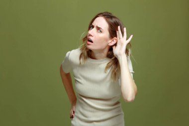 Duyma hareketi. Genç bir kadın kulağının dibinde el ele tutuşup bilgi dinlemeye çalışıyor. Yanlış anlama, iletişim sorunları