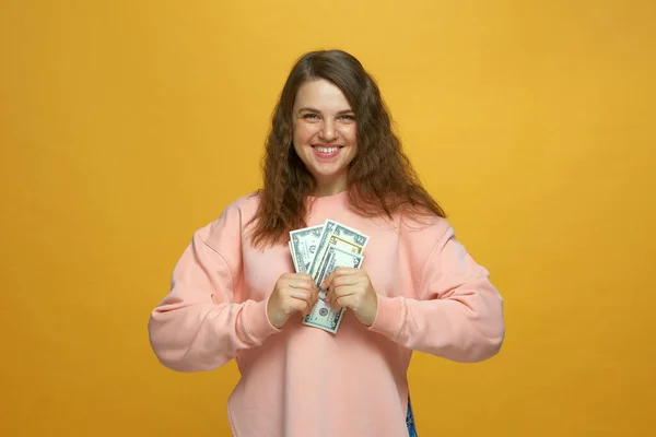 Jackpot. Šťastná mladá dívka drží dolarové bankovky, užívejte si výhru v hotovosti. Finanční úspěch. Online reklama kasina — Stock fotografie