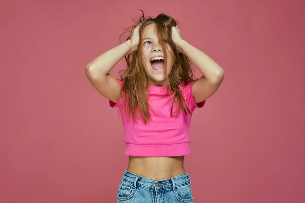 Vidám gyermek lány pajkos huligán fodor hosszú fésülködés zavaros haj, sikoly, szórakozás. Pozitív érzelmek — Stock Fotó