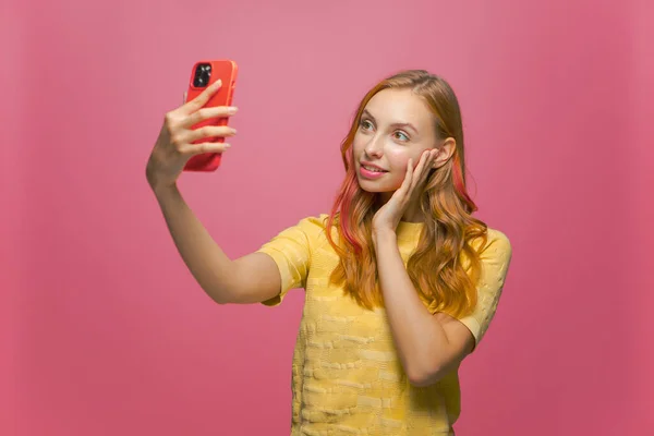 Chica joven posando para selfie en el teléfono móvil, blogger de belleza con la piel perfecta fotografiándose para la red social — Foto de Stock