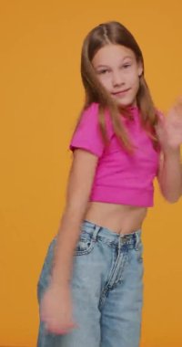 Moda dansçısı kız vlogger hızlı hareket, sosyal ağ için video kaydı. Dikey dans videosu