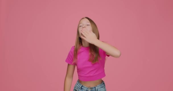 Schattig kind meisje blogger blazen luchtkussen, maken hart gebaar, groet of vaarwel. Liefde en dankbaarheid gebaren — Stockvideo