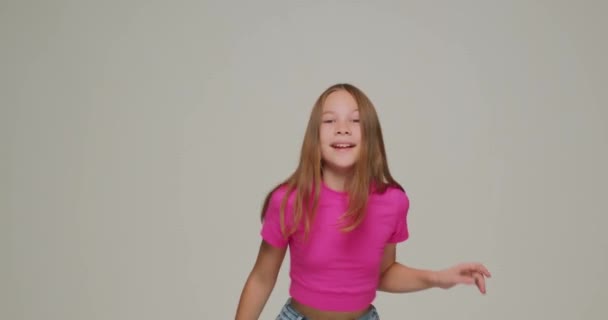 Κομψό κοριτσάκι που χορεύει διασκεδάζοντας, κινείται ωραία. Ενεργητική μαθήτρια που δίνει παράσταση, δείχνοντας μοντέρνο χορό — Αρχείο Βίντεο
