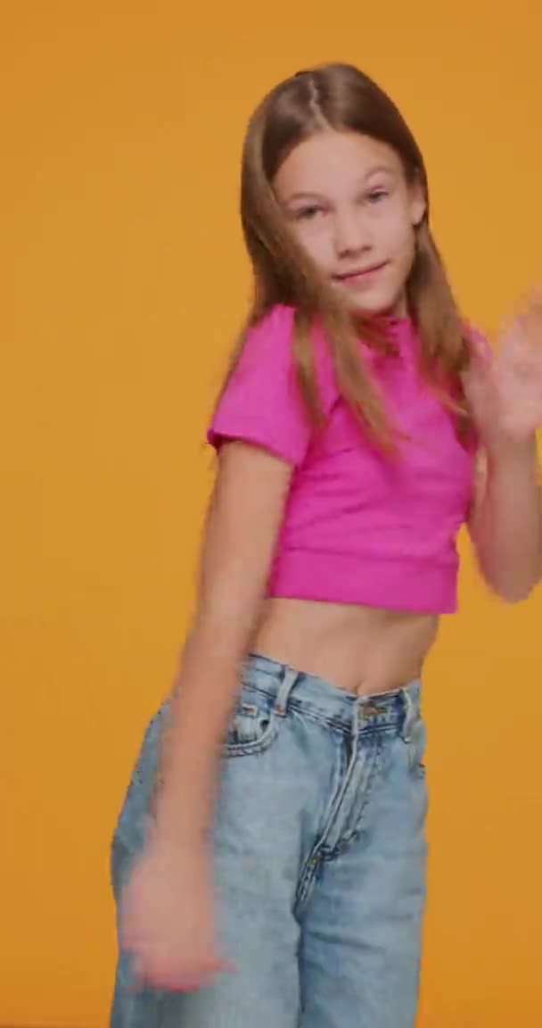 Tendance dansant enfant fille vlogger cool mouvement rapide, enregistrer flux vidéo pour les réseaux sociaux. Vidéo de danse verticale — Video