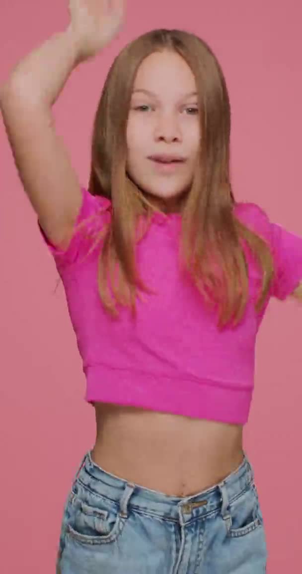 Pionowe wideo z tańczącym dzieckiem dziewczyna cool energiczny ruch, wykonując taniec współczesny dla sieci społecznej — Wideo stockowe