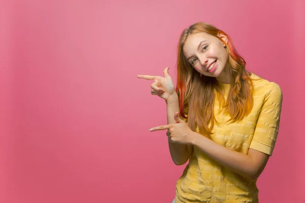 Chica joven hermosa feliz señalando los dedos a un lado en copyspace para el anuncio de texto, anunciar la tienda en línea buena oferta — Foto de Stock