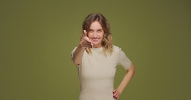 Vriendelijke jonge vrouw begroeting klant strekken hand voor handdruk gastvrije glimlach. Goede manieren, kennis maken. — Stockvideo