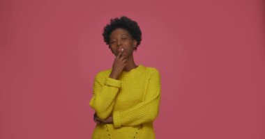 Düşünceli Afrikalı Amerikalı genç kız probleme karar verdi, parmağını kaldırdı, yaratıcı bir plan yaptı, iyi fikir. Eureka, iç görü