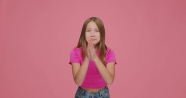 Sevimli kız ellerini kavuşturuyor, yalvarıyor, bir şeyler alıyor, yardıma ihtiyacı var, pembe stüdyo geçmişini soruyor.