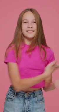 Dikey video dansı mutlu modern çocuk kız modern dansta hareket etmek, sosyal ağ için içerik kaydetmek