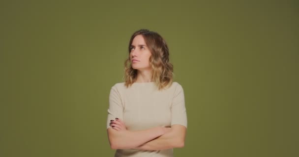 Pensive jonge vrouw nadenken aanbieding, deal, probleem beslissen, inzicht voelen, komen met een cool idee op groene achtergrond — Stockvideo