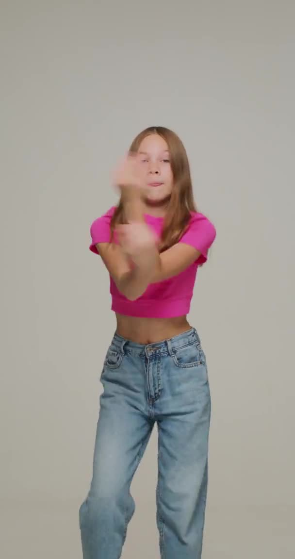 Dansçı genç kızın hareketli dikey videosu. Enerjik çocuk dansı hip hop, sosyal ağ için içerik kaydı — Stok video