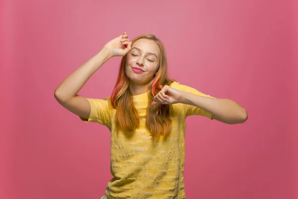 Modern jong meisje dansen, plezier hebben, vieren van succes, genieten weekend muziek partij gesloten ogen op roze achtergrond — Stockfoto