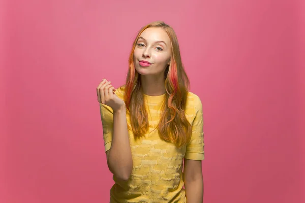 Pengar gest. Självsäker självisk ung vacker flicka ber om betalning, ekonomisk belöning, skuld på rosa studio bakgrund — Stockfoto
