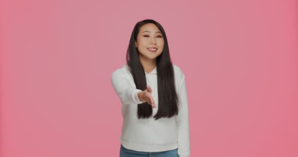 Feliz cortés asiático joven mujer estirar mano para handshake saludo presentando a alguien, familiarizarse en reunión — Vídeos de Stock