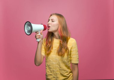 Megafonlu modern bir genç kız. Kadın hoparlörle haber veriyor. Reklamcılık ve iş tanıtım konsepti