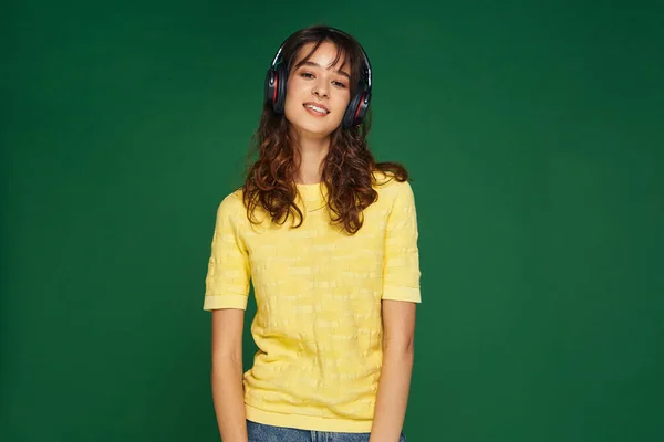 Boldog nyugodt fiatal lány visel fejhallgató zenét hallgatni élvezze a jó hang dermesztő zöld stúdió háttér — Stock Fotó