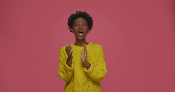 Boldog örömmel tapsol afro-amerikai nő tapsol a kezét, taps, nevetés fogas mosollyal, éljenzés — Stock videók
