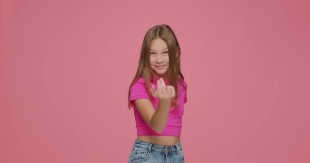 Come to me. Funny playful child girl inviting to approach, making beckoning gesture on pink studio background — Stock Video