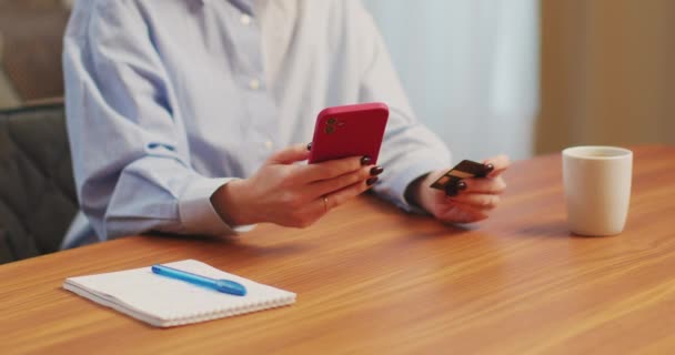 Γυναικείο τηλέφωνο, τραπεζική πιστωτική κάρτα ψώνια σε απευθείας σύνδεση χρησιμοποιώντας το smartphone app, να κάνει την πληρωμή. Web banking, ηλεκτρονικό εμπόριο — Αρχείο Βίντεο