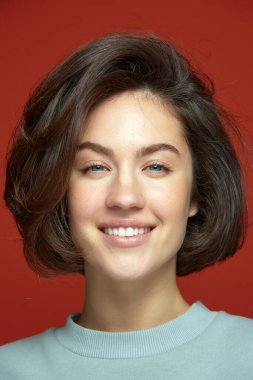 Güzel, dişlek, gülümseyen, sağlıklı dişlerini gösteren genç bir kız. Diş sağlığı kliniği reklamı, diş hijyeni konsepti