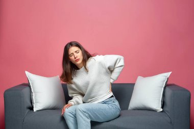 Genç kız dokunuşu belinde spazm, sırt ağrısı, koltukta otururken kas zorlanması.