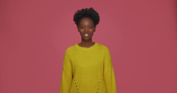 快乐快乐的非洲裔美国女人眨眼、调情、眨眼、咧嘴笑、表达乐观、积极向上的情绪 — 图库视频影像