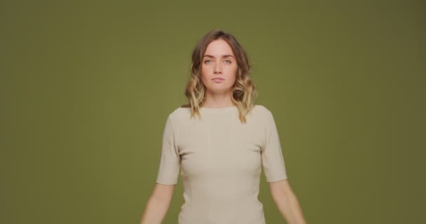 Vervelende vrouw sluit plug oren door vingers schreeuwen grimmig, negeren informatie, weigeren luisteren op groene achtergrond — Stockvideo