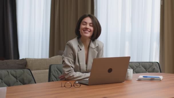 Een glimlachende vrouwelijke advocaat in de buurt van een laptop met duimgebaar, geeft positieve feedback. E-diensten, verzekeringen, juridische dienst — Stockvideo