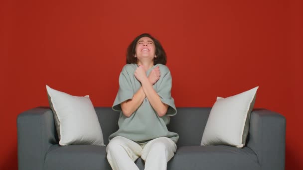 La alegría de la victoria. La chica ganó el premio principal en la lotería o la victoria del equipo deportivo. Un ventilador frente al televisor. — Vídeos de Stock