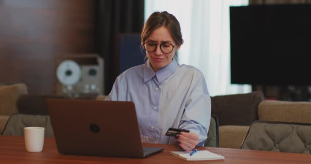 Mujer de negocios que trabaja en la computadora portátil con tarjeta de crédito bancaria pagando impuestos en línea. Comercio electrónico, concepto de negocio electrónico — Vídeos de Stock