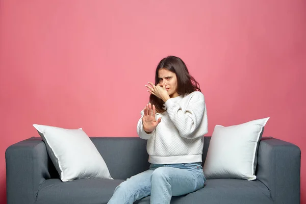 Kötü kokuyor. Genç kız burnunu çimdikliyor. Dur hareketi yapıyor, tiksiniyor, koltukta oturuyor, parozmi ya da alerji geçiriyor.