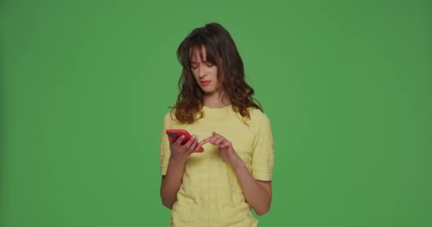 Missnöjd upprörd ung flicka bläddra sociala medier innehåll, irriterad av nyheter på chromakey grön studio bakgrund — Stockvideo