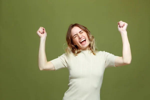 Feliz alegre joven mujer celebrando la fortuna ganar el éxito de la victoria, regocijarse triunfo levantó los puños apretados gritando — Foto de Stock
