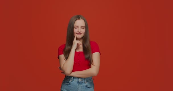 Zamyšleně se usmívající mladá dívka přemýšlet o prodeji nabídky, vizualizace sen o nakupování na oranžovém pozadí — Stock video