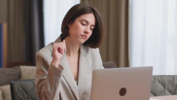 Obchodní žena pracující na laptopu pociťuje bolest zápěstí, bolest kloubů. Syndrom karpálního tunelu. Dlouhodobé používání klávesnice — Stock video